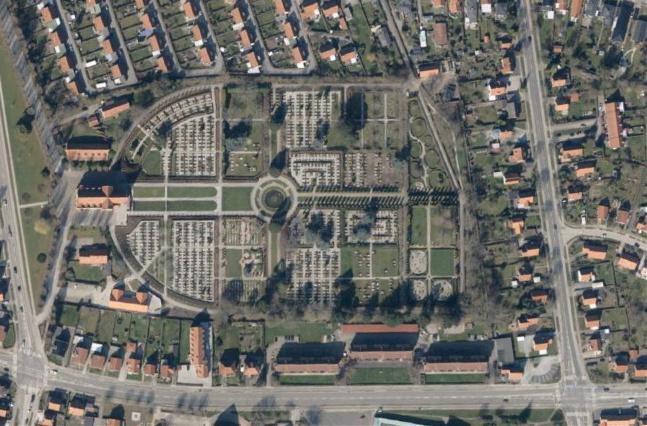 Luftfoto af kirkegården